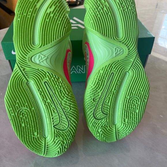 Men’s Giannis  Nike court shoes size 7 - Picture 4 of 4